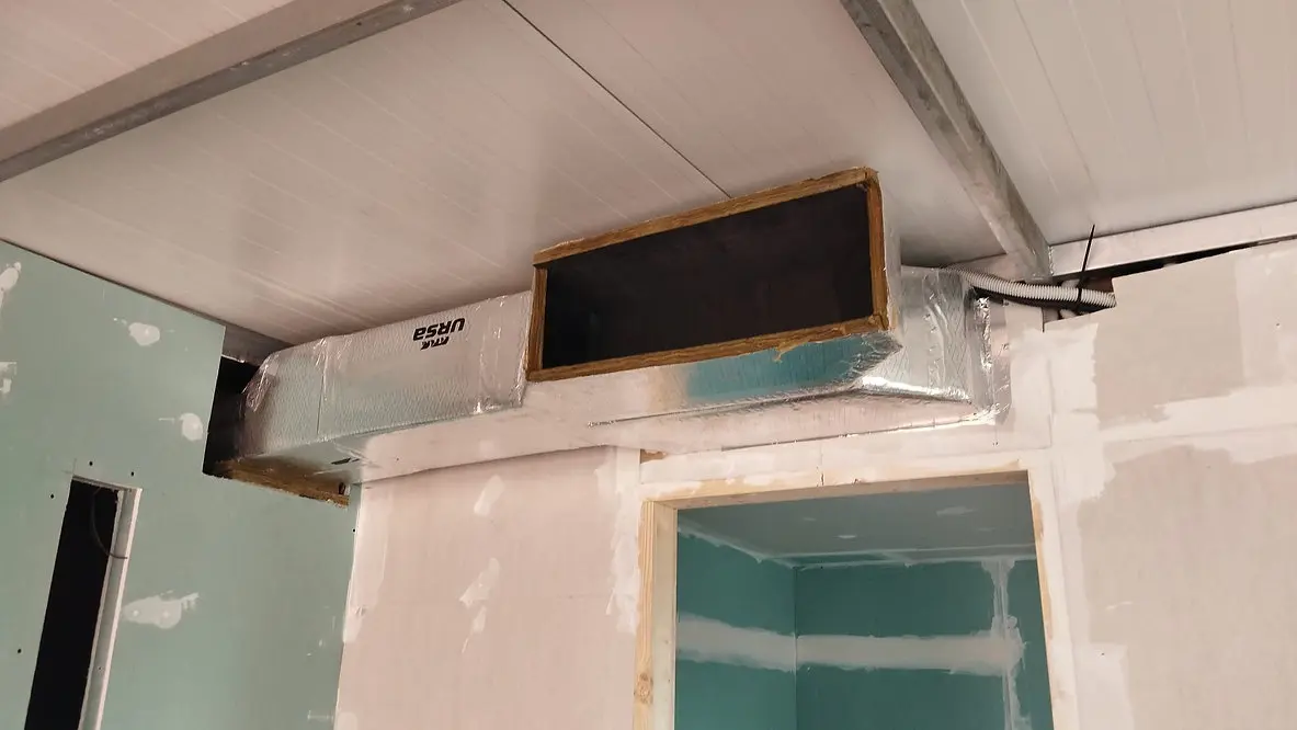 Preinstalación de conductos de aire acondicionado en falso techo de vivienda en reforma en Valencia